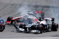 Pastor Maldonado, Williams FW35, hits the rear of Adrian Sutil, Force India VJM06