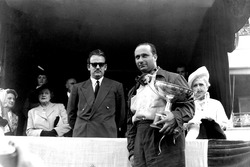 Podium: 1. Juan Manuel Fangio, Alfa Romeo; Fürst Rainier von Monaco