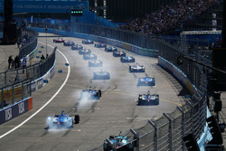 Los autos al inicio de la carrera