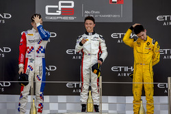 Tweede Jake Dennis, Arden International, winnaar Nyck De Vries, ART Grand Prix en derde Jack Aitken,