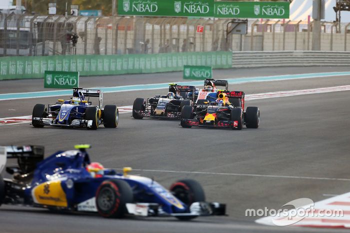 Max Verstappen, Red Bull Racing RB12 al comienzo de la carrera