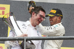 1. Lewis Hamilton, Mercedes AMG F1, mit Andrew Shovlin, Mercedes-Renningenieur