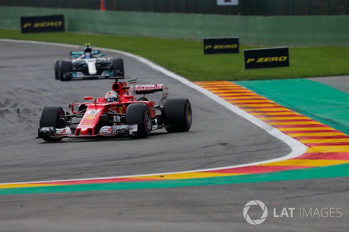 Sebastian Vettel, Ferrari SF70H, Valtteri Bottas, Mercedes AMG F1 W08