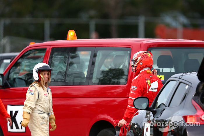 Kimi Raikkonen, Ferrari SF70H después del choque
