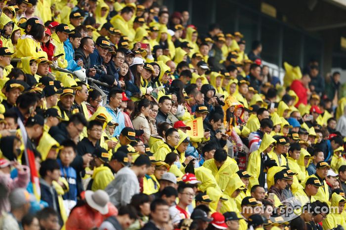 Multitud en amarillo macs de Pirelli en las tribunas