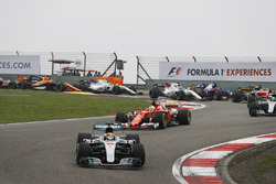 Lewis Hamilton, Mercedes AMG F1 W08, devant Sebastian Vettel, Ferrari SF70H, Valtteri Bottas, Mercedes AMG F1 W08