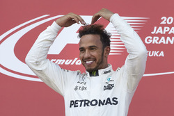 Le vainqueur Lewis Hamilton, Mercedes AMG F1, effectue le Mobot sur le podium