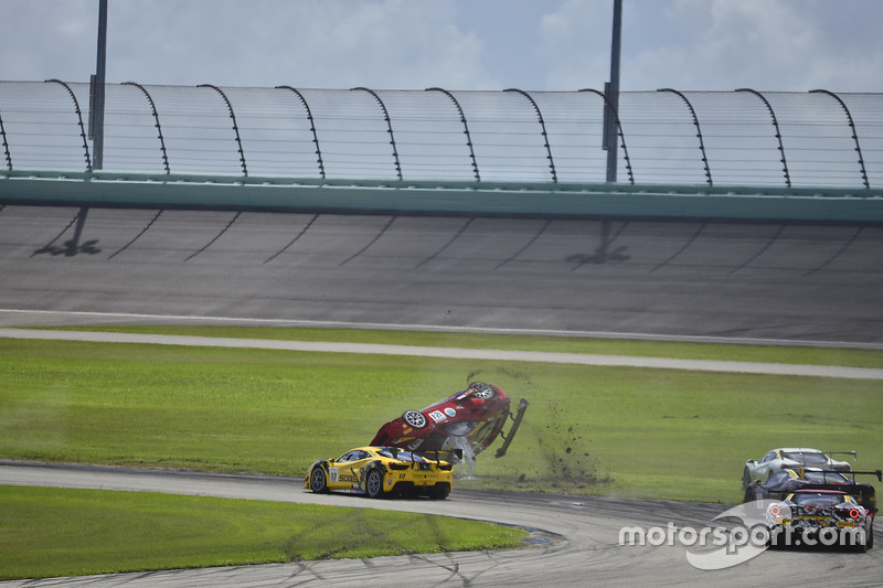 #124 Ferrari of Long Island Ferrari 488 Challenge: Jerome Jacalone, crash