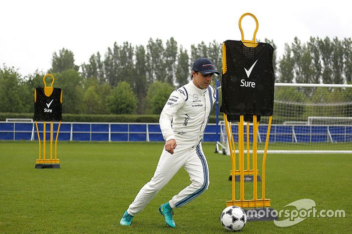Felipe Massa, Williams juega al fútbol en las instalaciones del Chelsea FC