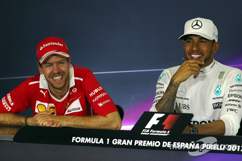 Ganador de la carrera Lewis Hamilton, Mercedes AMG F1, y el segundo lugar Sebastian Vettel, Ferrari 