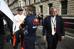 Chase Carey, CEO, Formula One ve Max Verstappen, Red Bull