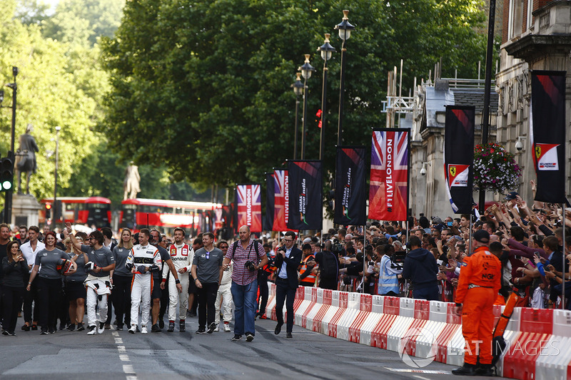 Fernando Alonso, McLaren, Stoffel Vandoorne, McLaren, Jolyon Palmer, Renault Sport F1 Team
