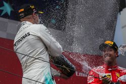 Podium: ganador, Valtteri Bottas, Mercedes AMG F1, segundo, Sebastian Vettel, Ferrari