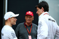 Valtteri Bottas, Mercedes AMG F1 con Niki Lauda, Mercedes y Toto Wolff, Mercedes AMG