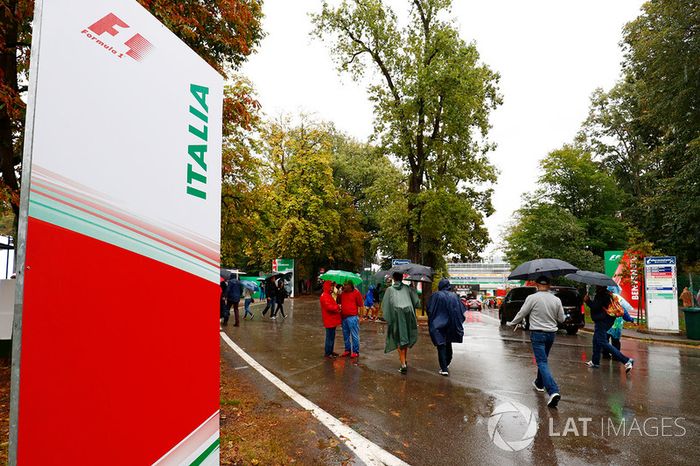Los fans se protegen de la lluvia