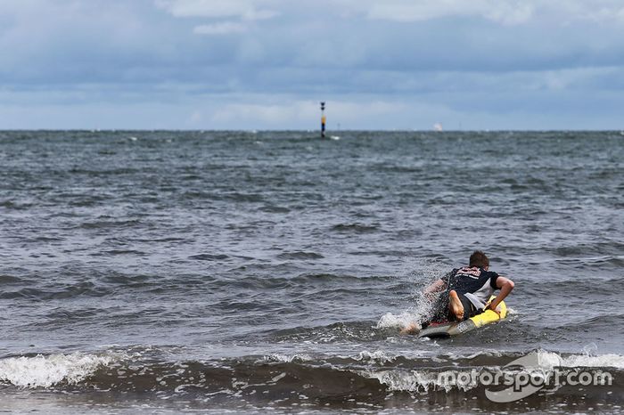 Daniil Kvyat, Scuderia Toro Rosso en la playa St Kilda con el Club de salvamento de St Kilda