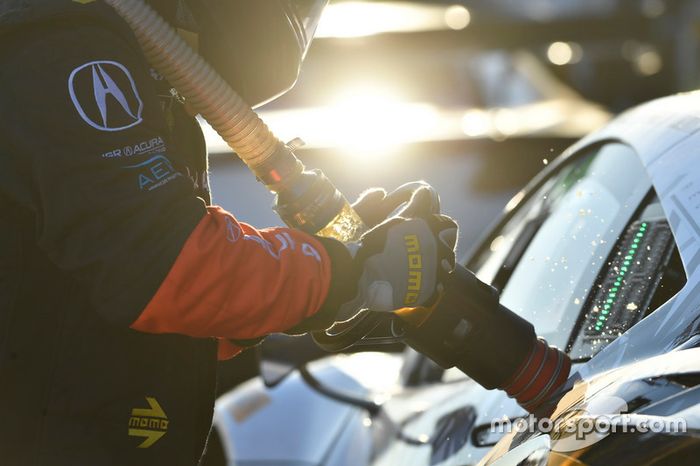 Un mecánico echando combustible