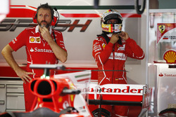 Команда Ferrari біля боліда Себастьяна Феттеля