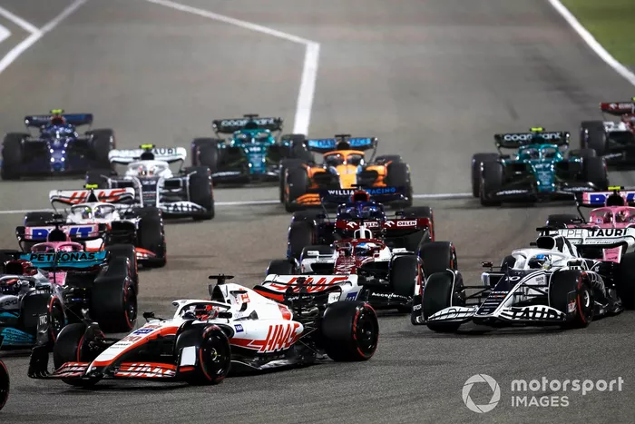 Primera curva Kevin Magnussen, Haas VF-22, Pierre Gasly, AlphaTauri AT03, Valtteri Bottas, Alfa Romeo C42, Fernando Alonso, Alpine A522