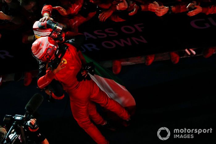 Charles Leclerc, Ferrari, 1ª posición, Carlos Sainz Jr., Ferrari, 2ª posición, celebran en Parc Ferme