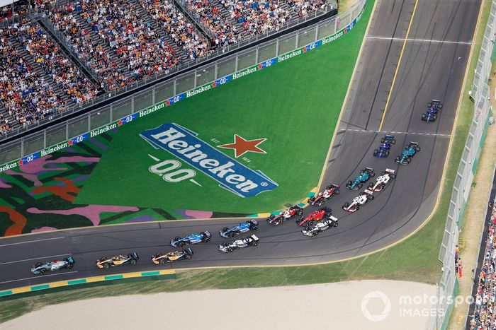 George Russell, Mercedes W13, Lando Norris, McLaren MCL36, Daniel Ricciardo, McLaren MCL36, Esteban Ocon, Alpine A522, Pierre Gasly, AlphaTauri AT03, Fernando Alonso, Alpine A522, y el resto de la parrilla en la primera vuelta