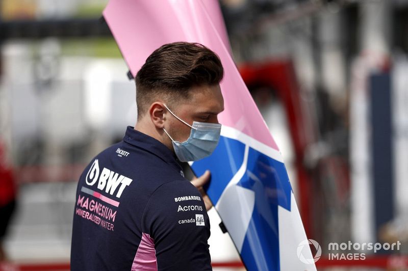 Miembros de Racing Point en el garaje