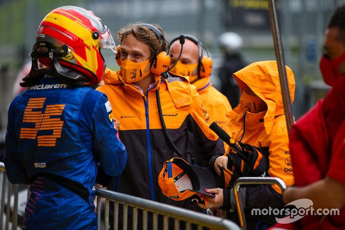 Carlos Sainz Jr., McLaren, es felicitado en parc ferme por sus colegas después de calificar
