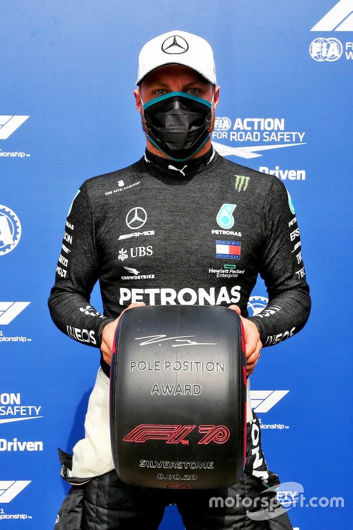 Ganador de la pole Valtteri Bottas, Mercedes-AMG Petronas F1 con el premio Pirelli pole position