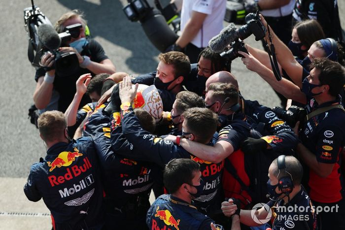 Ganador Max Verstappen, Red Bull Racing, celebra en parc ferme