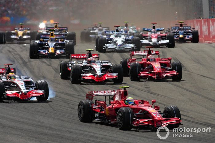 Felipe Massa, Ferrari F2008, Lewis Hamilton, McLaren MP4-23 Mercedes, Kimi Raikkönen, Ferrari F2008 y Heikki Kovalainen, McLaren MP4-23 Mercedes al inicio