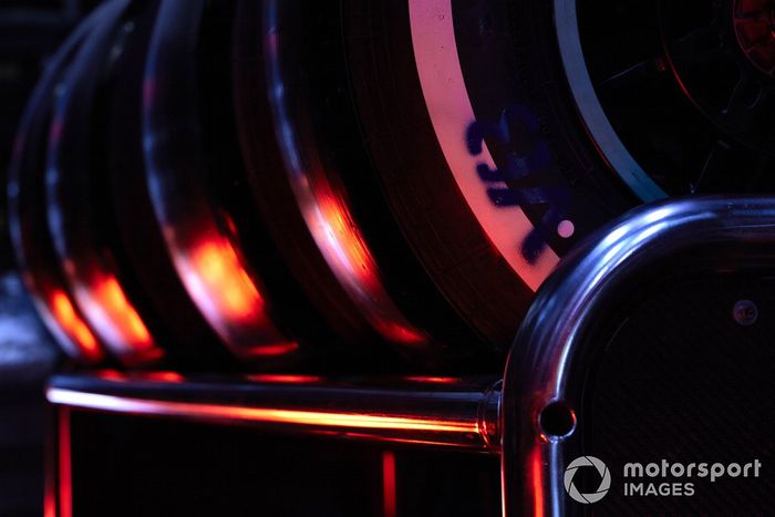 Neumáticos en un estante