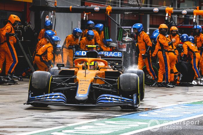 Lando Norris, McLaren MCL35M pit stop