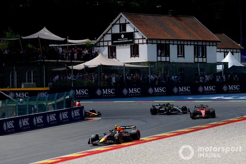 Sergio Pérez, Red Bull Racing RB19, Charles Leclerc, Ferrari SF-23, Lewis Hamilton, Mercedes F1 W14