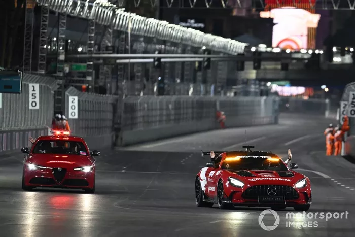 El Coche de Seguridad y un coche de Race Control en pista