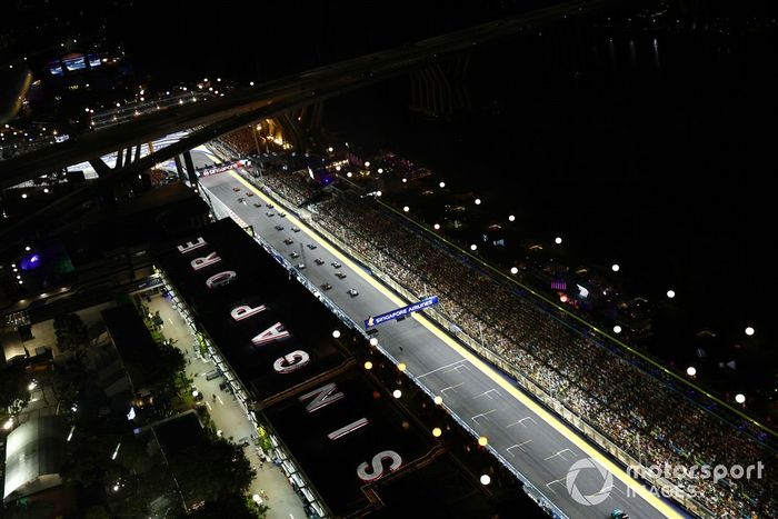 Carlos Sainz, Ferrari SF-23, Charles Leclerc, Ferrari SF-23, George Russell, Mercedes F1 W14, Lando Norris, McLaren MCL60, Lewis Hamilton, Mercedes F1 W14, el resto de la parrilla en la salida.