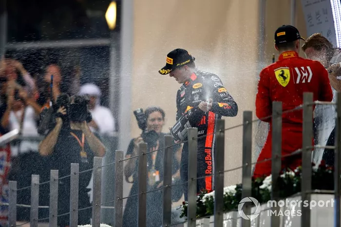 Max Verstappen, Red Bull Racing, secondo classificato, Lewis Hamilton, Mercedes AMG F1, primo classificato, e Charles Leclerc, Ferrari, terzo classificato, spruzza Champagne sul podio