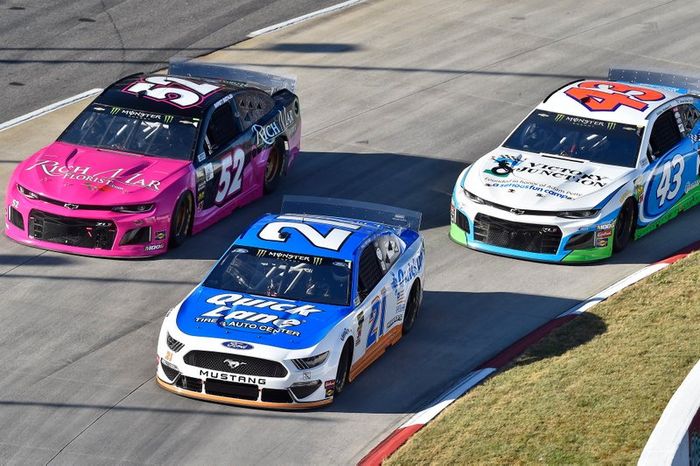 Paul Menard, Wood Brothers Racing, Ford Mustang Quick Lane Tire & Auto Center, Garrett Smithley, Rick Ware Racing, Chevrolet Camaro RICH MAR FLORIST, Darrell Wallace Jr., Richard Petty Motorsports, Chevrolet Camaro Victory Junction