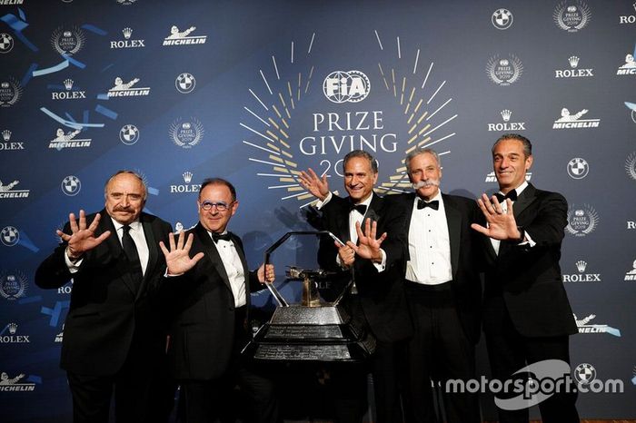 Chase Carey con los promotores del GP de México de F1