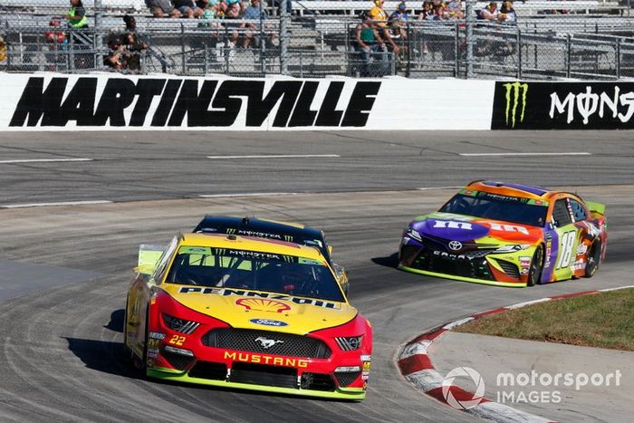 Joey Logano, Team Penske, Ford Mustang Shell Pennzoil, Kyle Busch, Joe Gibbs Racing, Toyota Camry M&M's Halloween