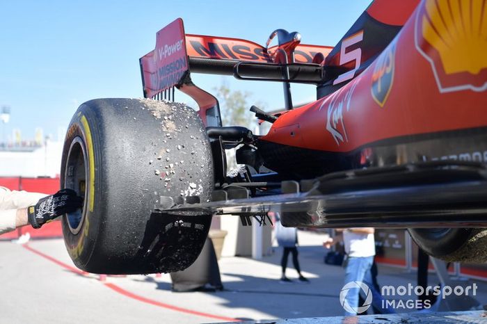 La suspensión dañada del monoplaza de Sebastian Vettel, Ferrari SF90