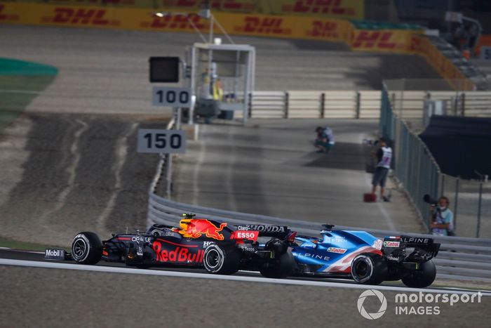 Sergio Pérez, Red Bull Racing RB16B, Fernando Alonso, Alpine A521