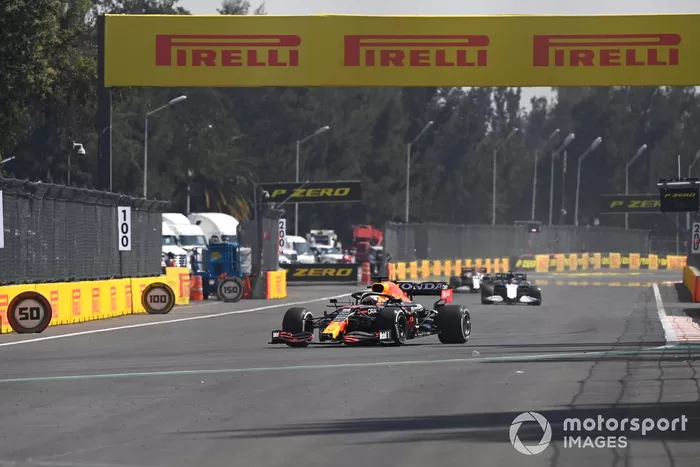 Max Verstappen, Red Bull Racing RB16B, George Russell, Williams FW43B