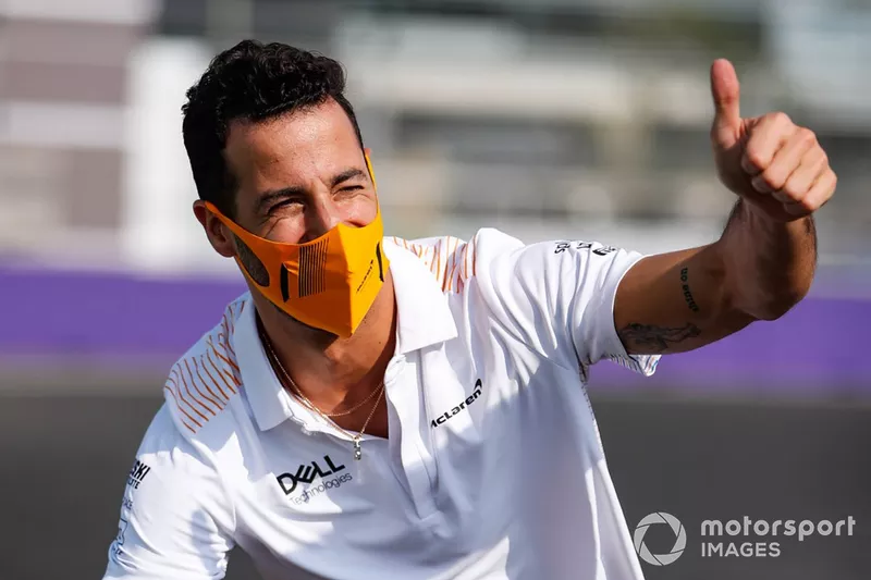 Daniel Ricciardo, McLaren, fait son tour de piste à vélo