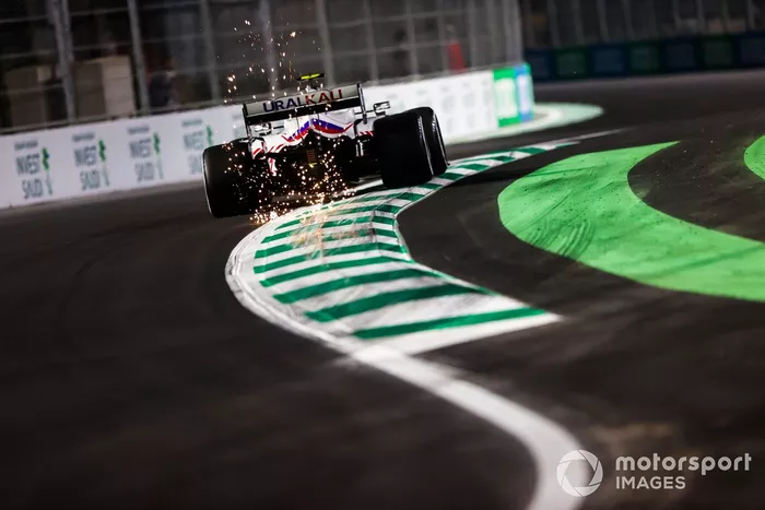 Las chispas salen del coche de Mick Schumacher, Haas VF-21