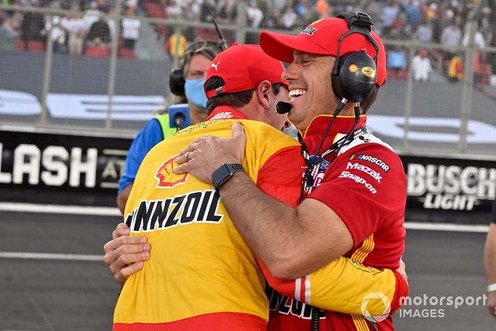Joey Logano, Equipo Penske, Ford Mustang Shell Pennzoil celebra su victoria en la carrera