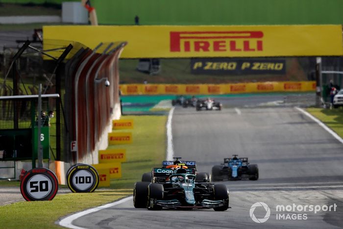 Sebastian Vettel, Aston Martin AMR21, Daniel Ricciardo, McLaren MCL35M, y Fernando Alonso, Alpine A521