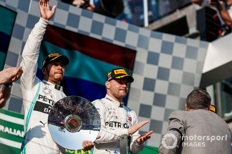 Lewis Hamilton, Mercedes AMG F1, secondo, con il suo trofeo
