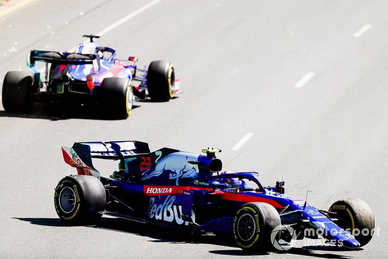 Daniil Kvyat, Toro Rosso STR14, melewati Alexander Albon, Toro Rosso STR14 melintir