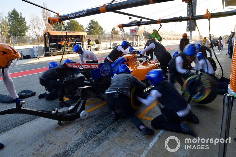 Lando Norris, McLaren MCL34 pit stop