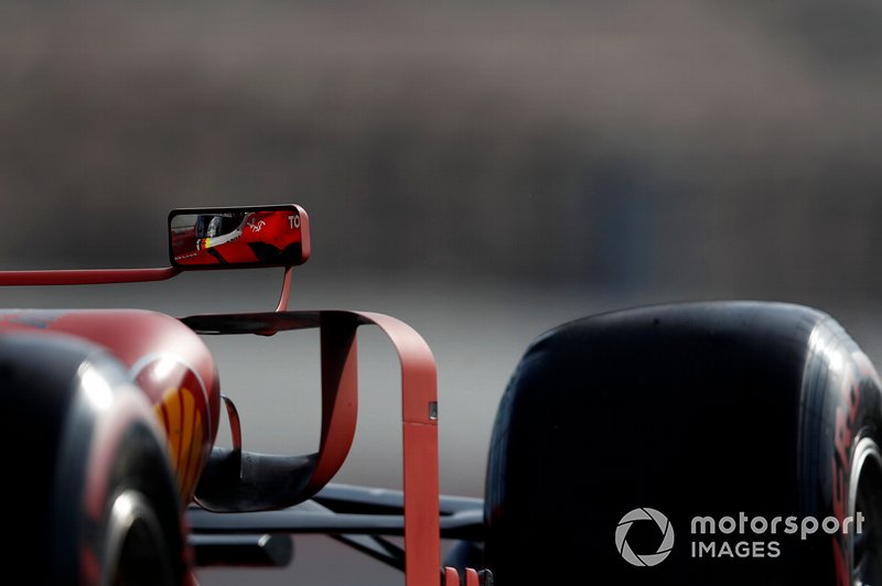 Il riflesso di Sebastian Vettel, Ferrari SF90, nello specchietto della sua monoposto